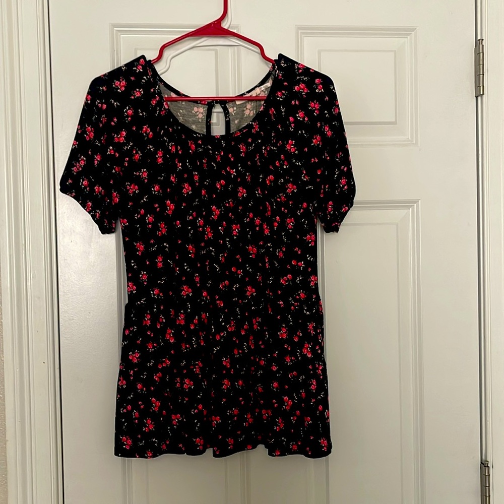 Kids floral top Size YTH12. Never been wore except to be tried on still has tags